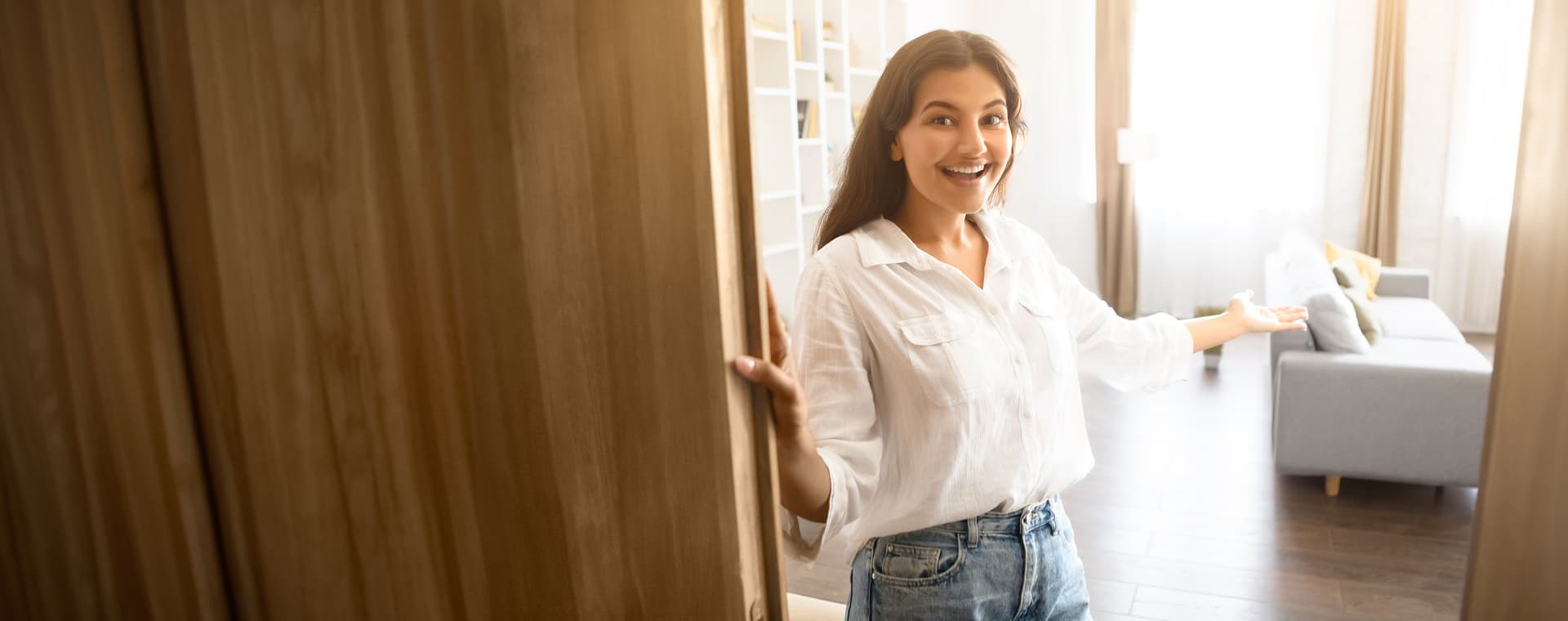 Profissional Houser à porta de uma residência
